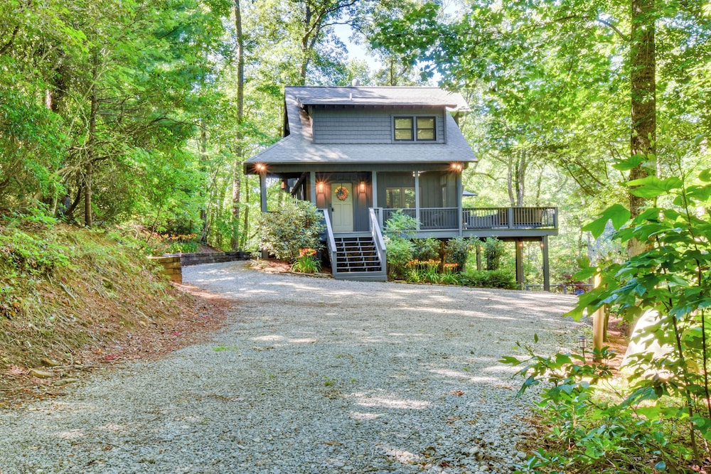Fish, Hike & Swim: Lake Burton Retreat w/ Hot Tub!