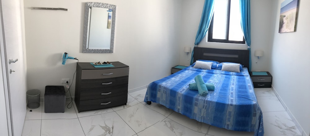 Sea View 2 Bed Apartment Close to Beach view 3