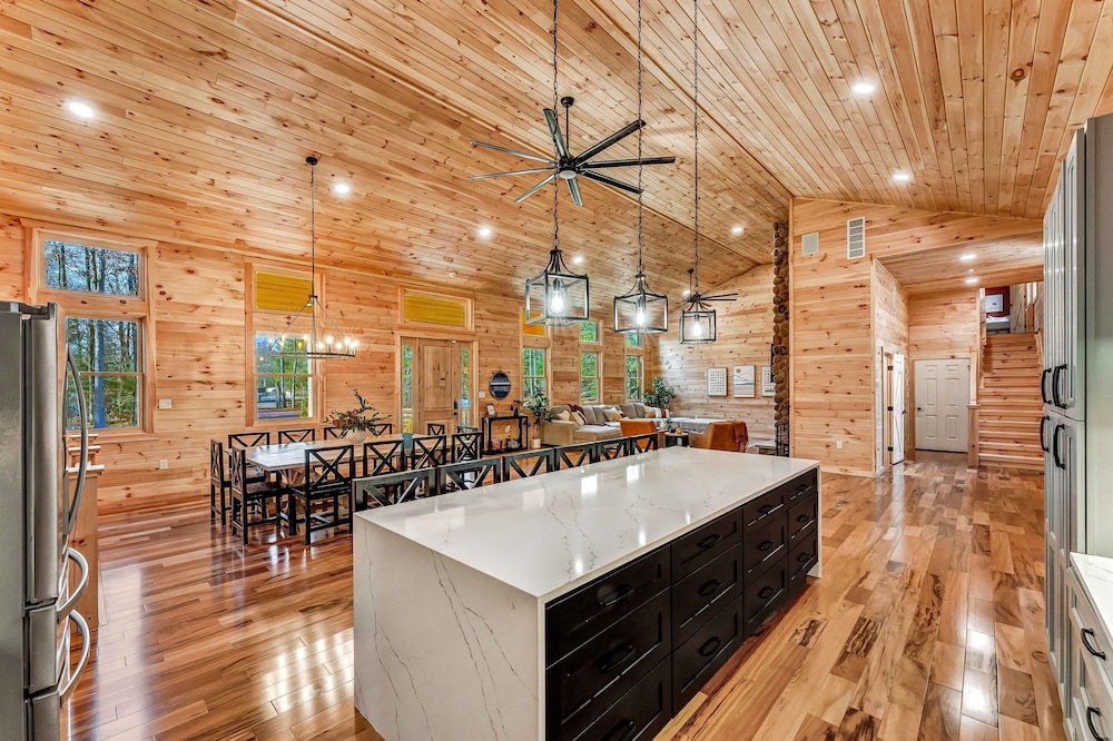 Grand Timber by Avantstay Indoor Pool Sauna Sports Court Game Room More