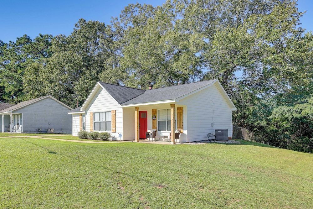 Centrally Located Prattville Home: 2 Mi to Dwtn