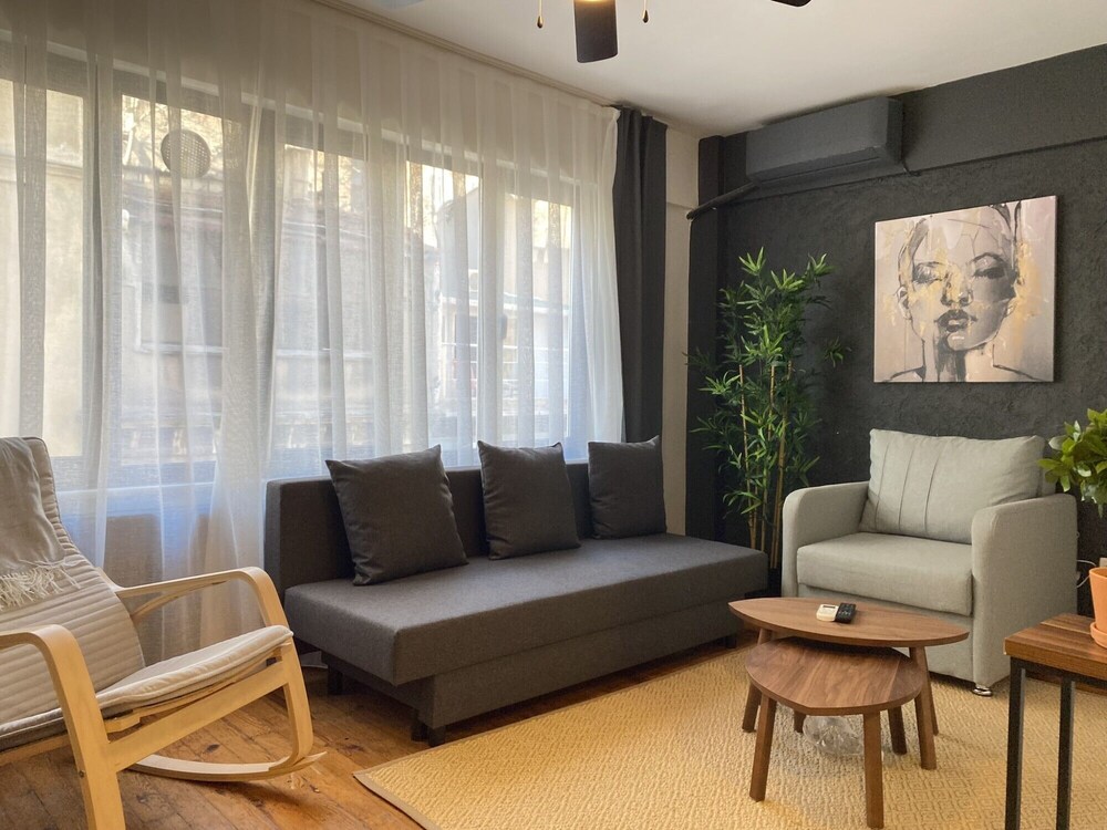 Chic Flat With Balcony in the Heart of Beyoglu