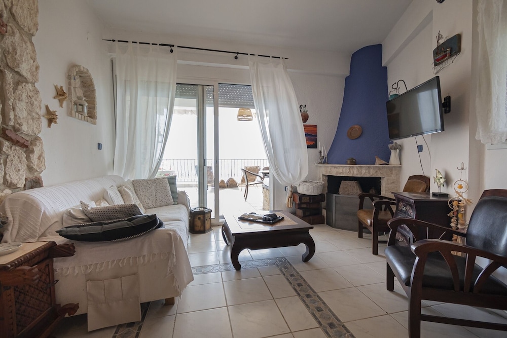 Poseidon Seafront Apartment by Rentalspro