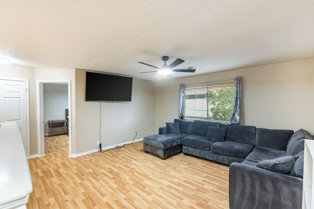Pet-friendly 3BR Near First Colony Mall