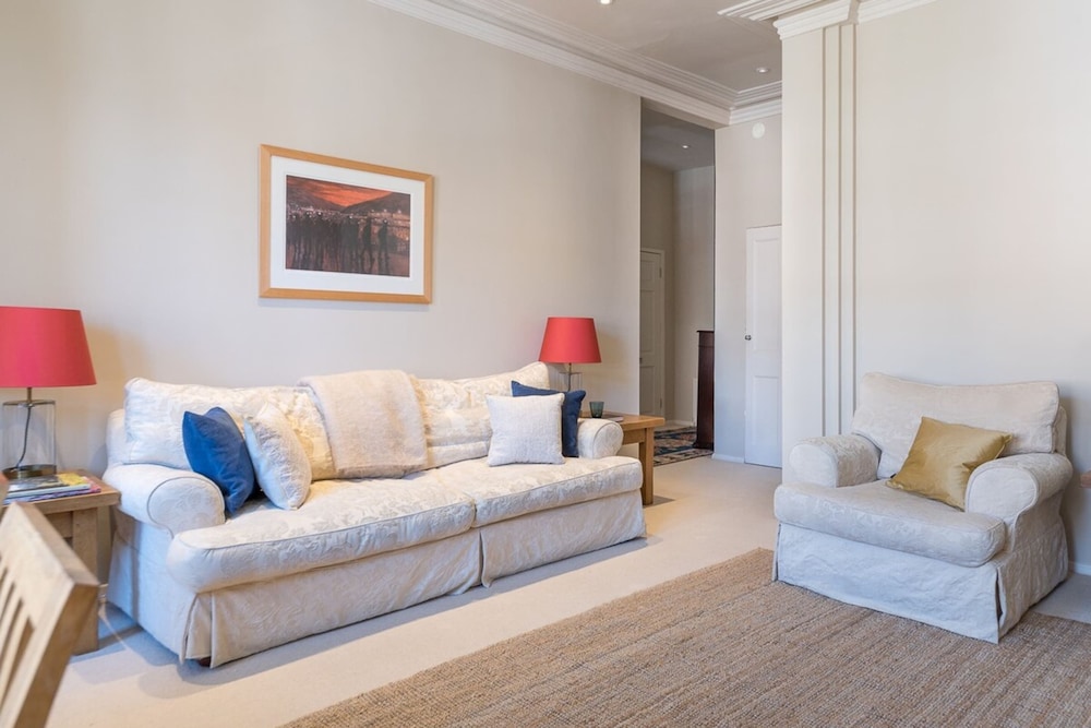 Homely 2 Bedroom Victorian Apartment in Hampstead