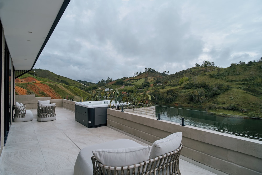 Roka Hotel
