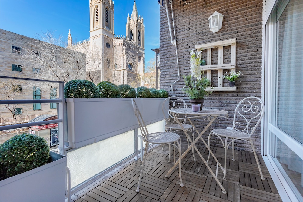 Bright 2 Bd Apartment in Front of Retiro Park Retiro II