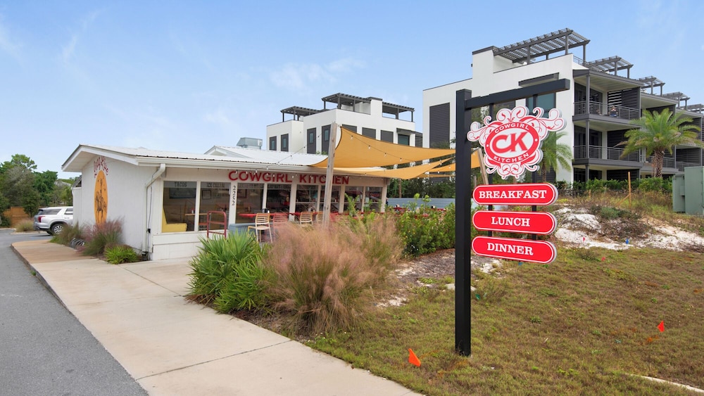 Coastal 3BR Condo With Pool & Shuttle : Snowbird Friendly!
