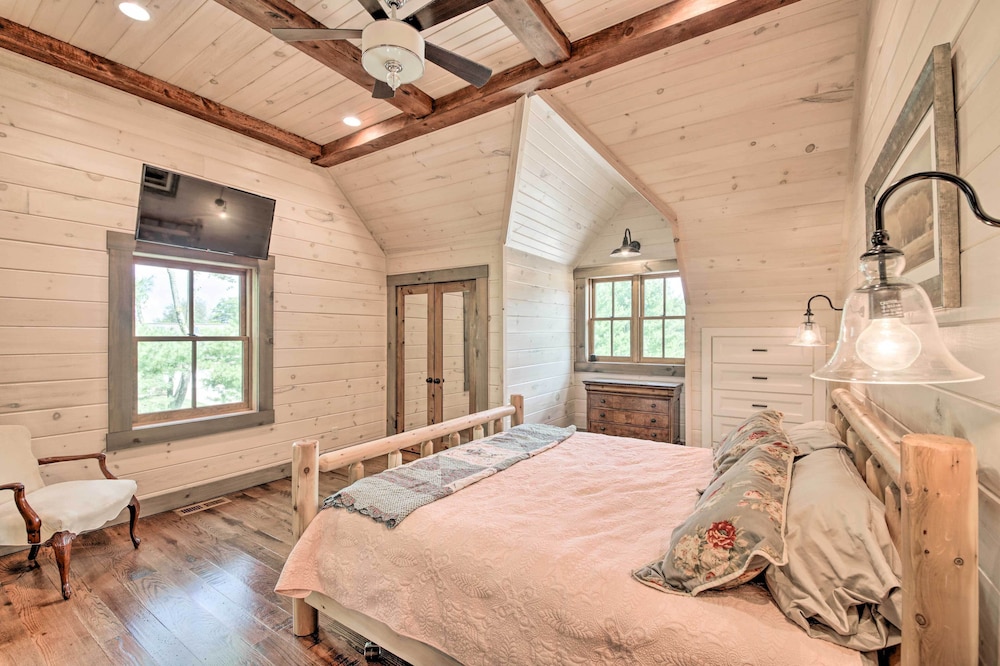 Bloomington Vacations - Bloomington Cabin, Mins to Campus/lake Monroe - Property Image 2