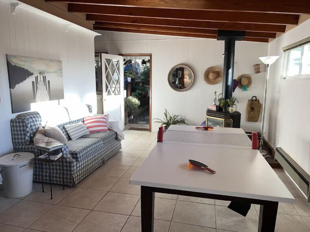 New Cozy Studio 2 Queen Beds, Kitchen Walk to Water