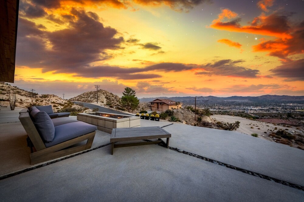 Loft Ledge - Modern Desert Oasis With Hot Tub And Incredible End 3 Bedroom Home by RedAwning view 4