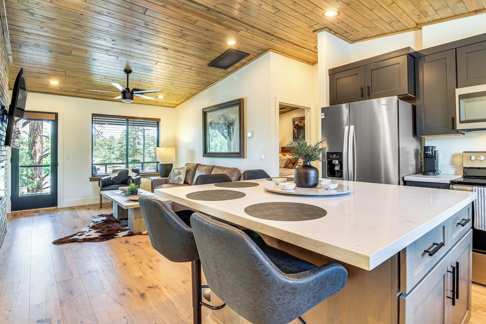 Modern Loft Above Entertainment Center in Show Low