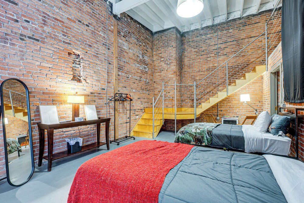 Walk to Huntington Center: 5,000-sq-ft Dtwn Apt