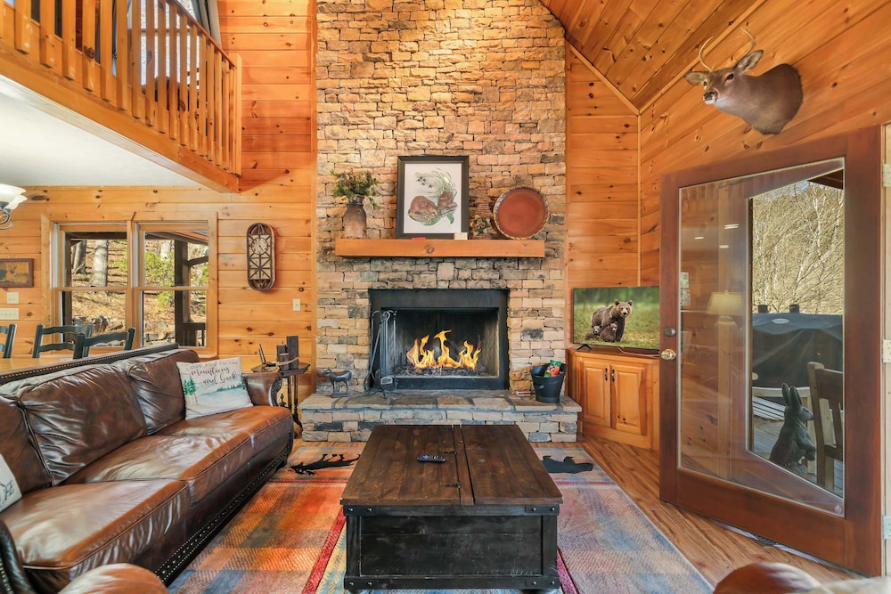 New! Riverfront Retreat Sleeps 12 Ellijay