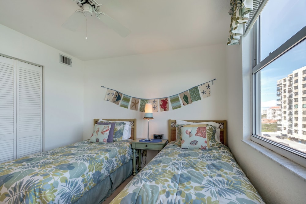 Bahia Vista 17-881 by Distinctive Beach Rentals