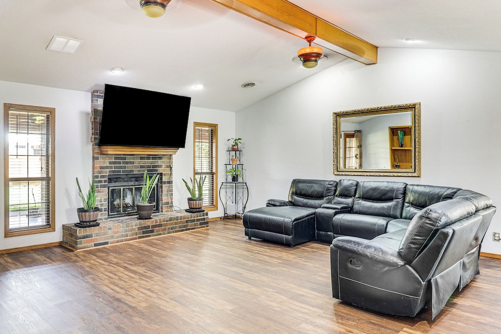 3 Mi to Downtown Roswell: Home w/ Patio + Yard