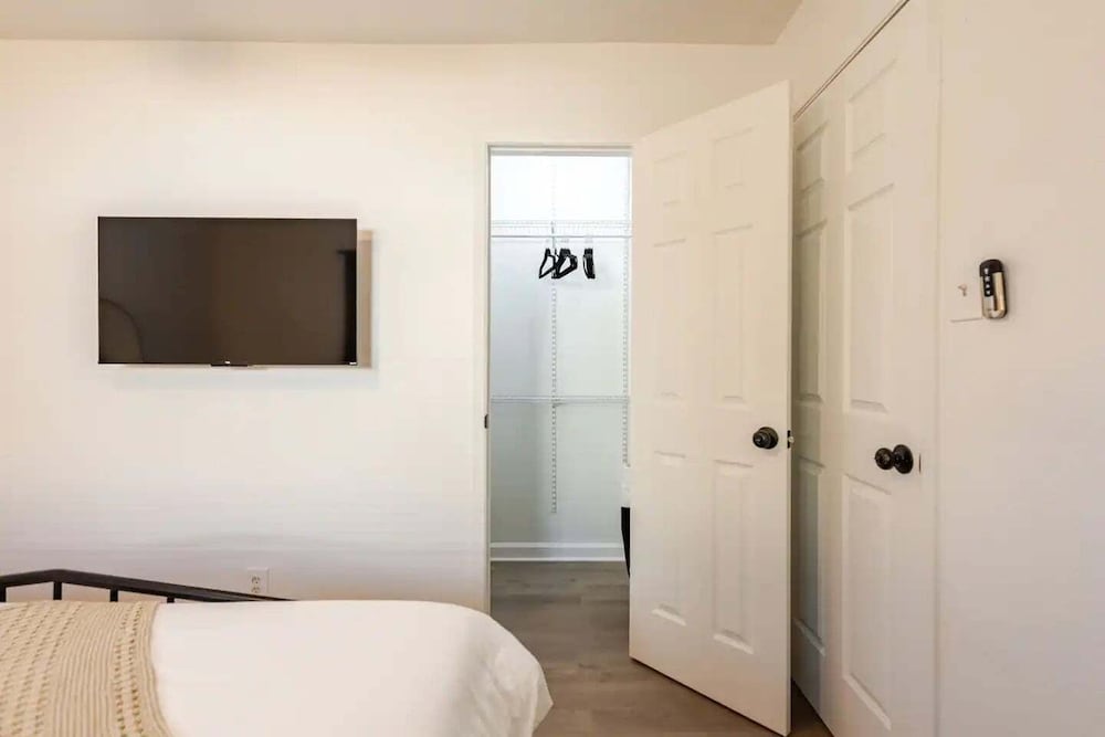 Modern 3br Townhouse Near Brushy Creek 3 Bedroom Duplex