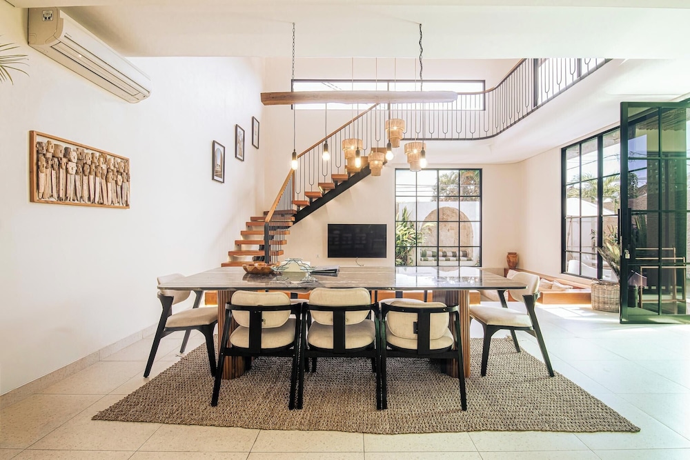 Chic 4-br Villa in Central Seminyak, Beach 5 Mins