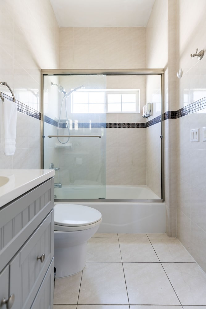 Elegant Retreat Modern Comforts Prime Location