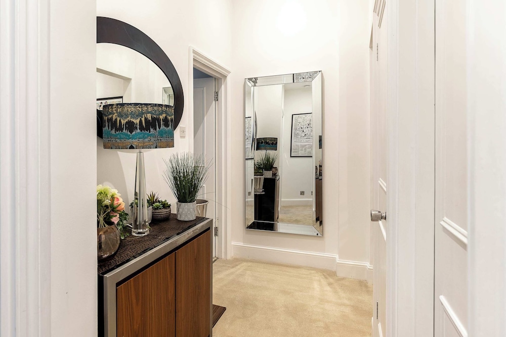 Classic Victorian Flat With Terrace