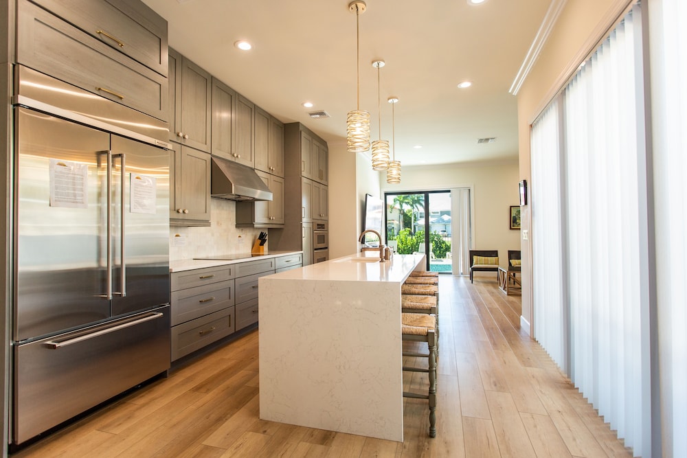 Sorrento Luxury Vacation Home: Expansive 5-Bedroom, 4.5-Bath Retreat with Private Pool, Hot Tub, and Pet-Friendly Accommodations – Just a Short Walk from S
