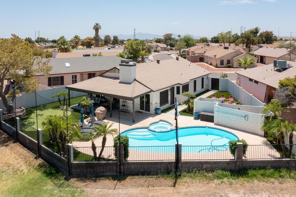 Peoria Oasis on Golf Course Pool Putting Green