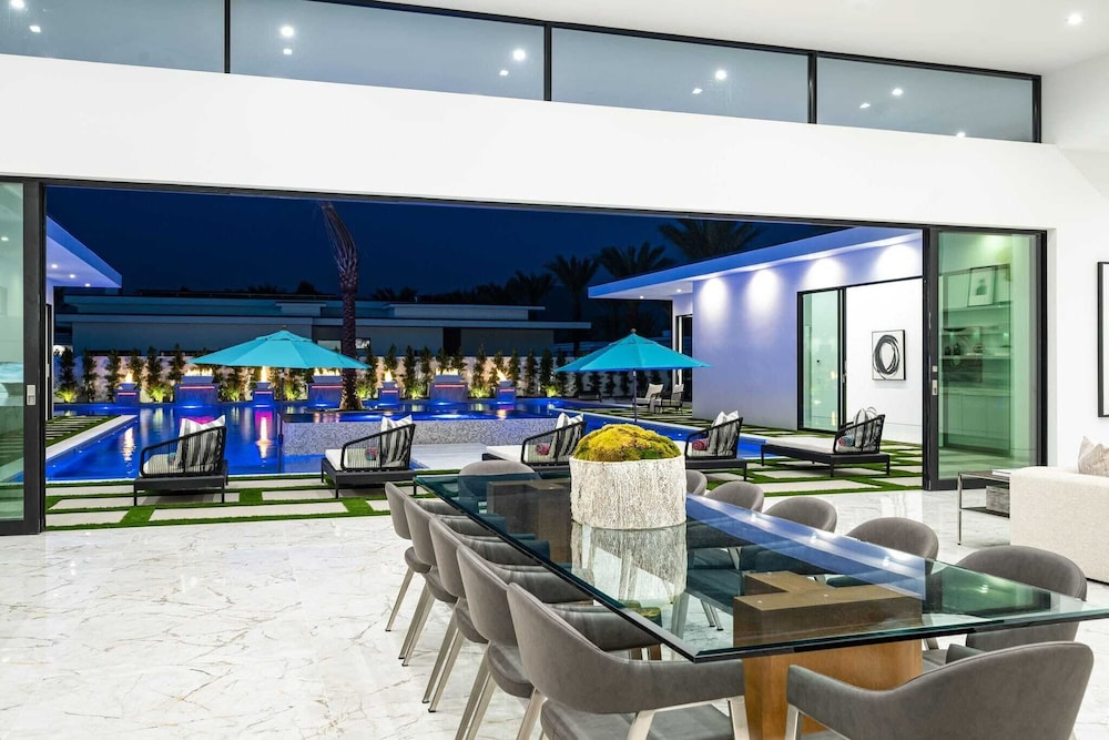 Sleeps 20 Spacious Retreat Pool & Hot Tub Retreat Bravo Villa #4 by Avantstay