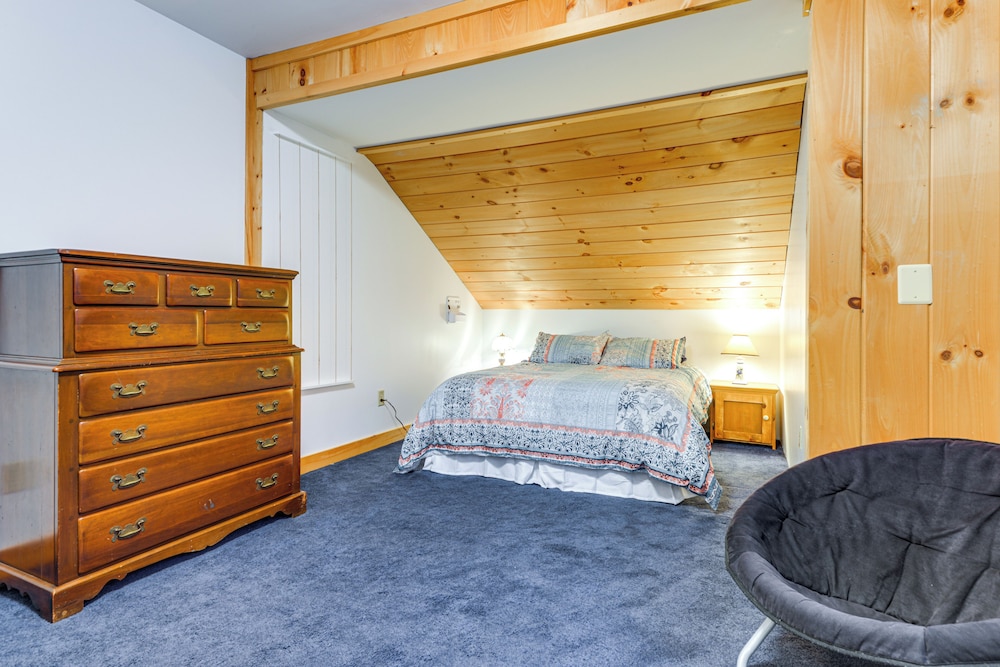 7 Mi to Mt Snow Resort: Family Home w/ Fire Pit!