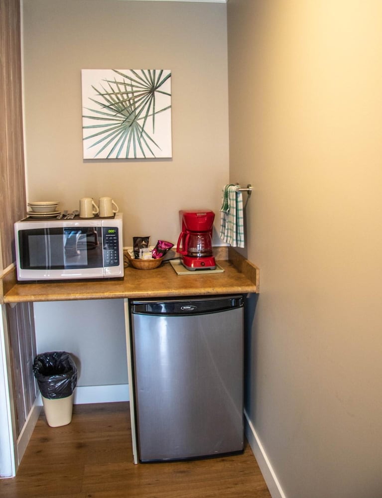 The Cedarwood Inn & Suites