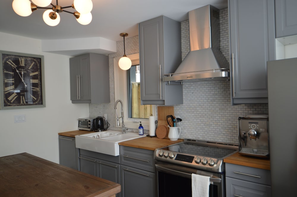 Beautiful 4BR Downtown House, Sleeps 10