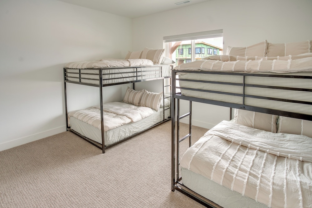 3 Mi to Bear Lake: Home w/ Hot Tub & Huge Patio!