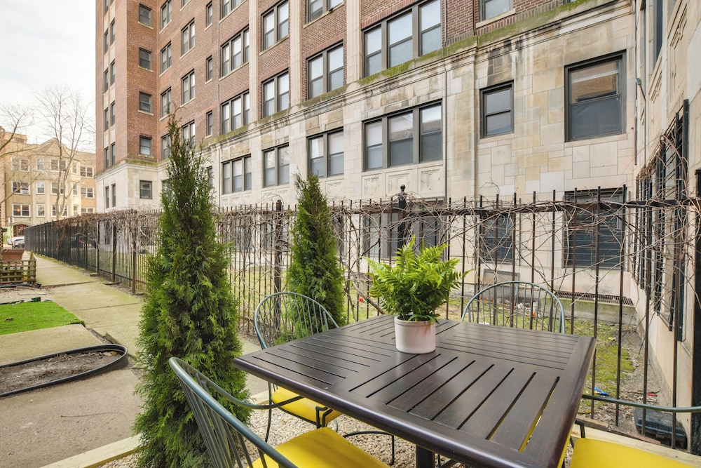 Stylish Chicago Retreat: Walk to Loyola University