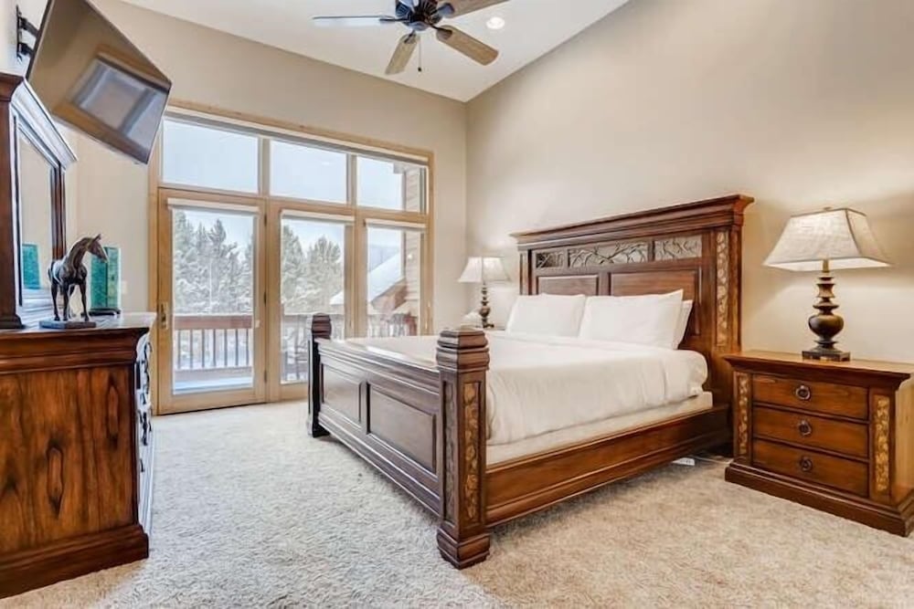 Perfect For Your Family Vacay With Private Hot Tub! 4 Bedroom Home by RedAwning view 3
