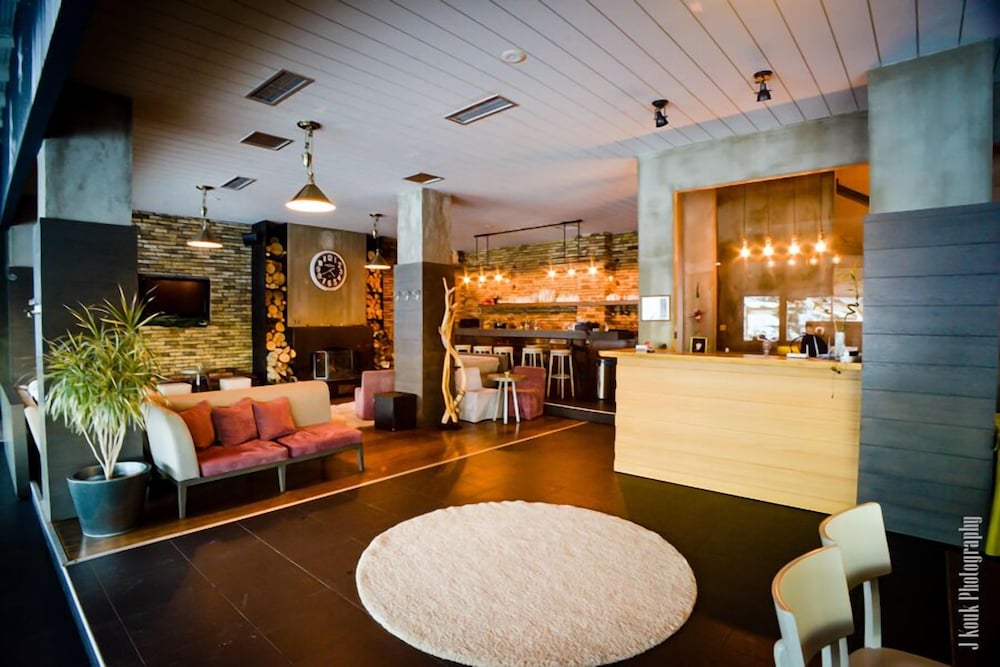 Lobby & Reception