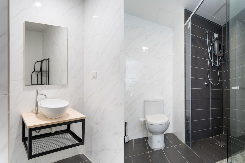OYO Home 44050 Essential Studio Empire Marriot photo 5
