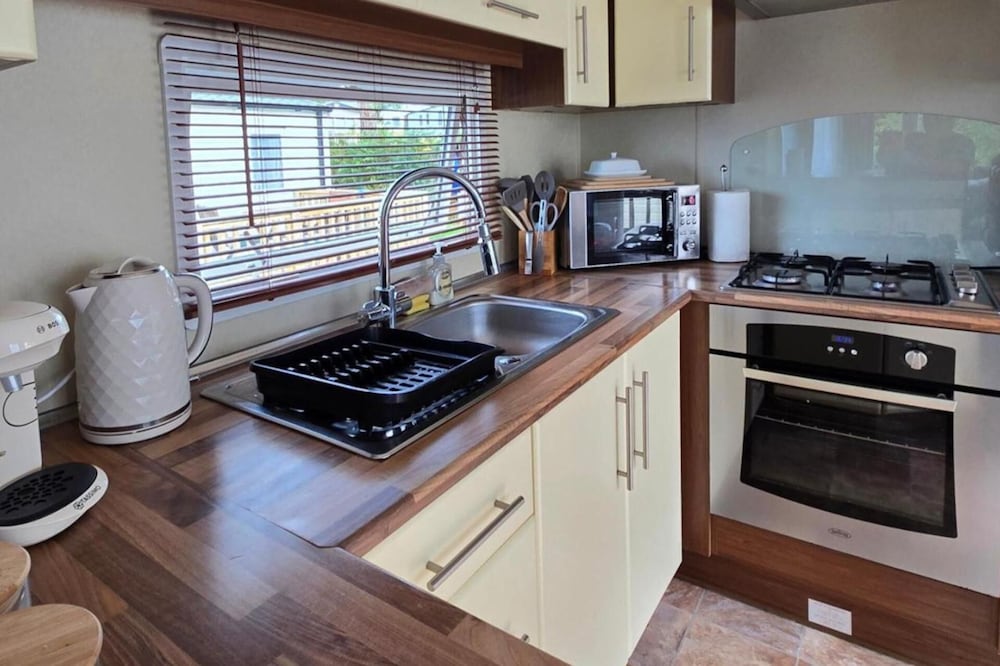 Cariad Bach 64 Dinas Cross