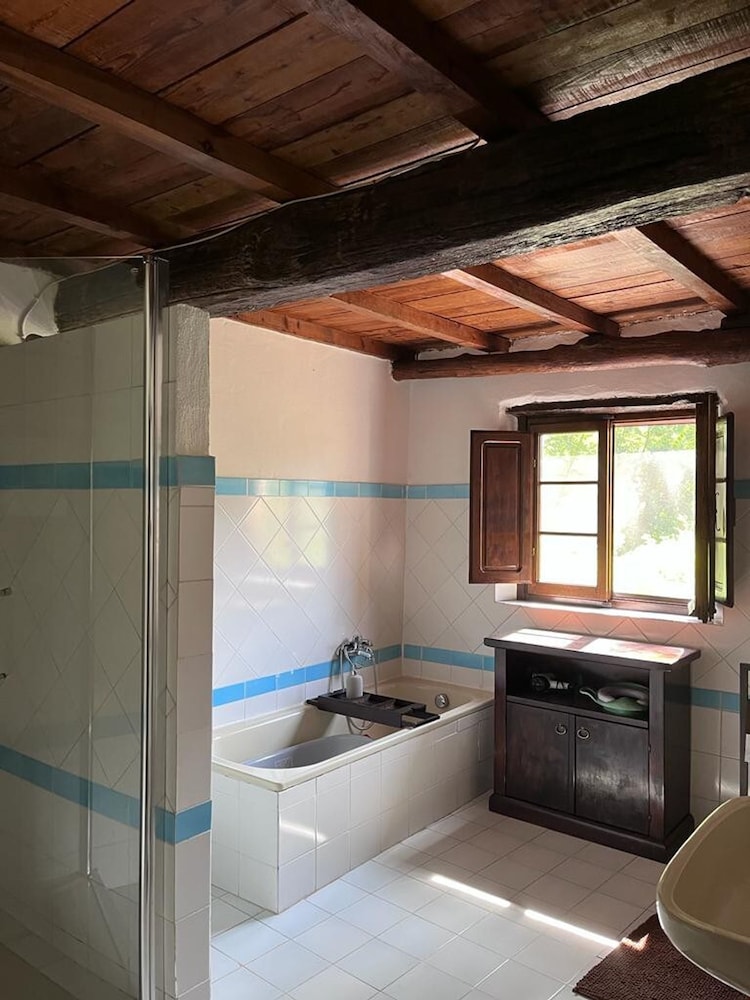 Casale Rustico con Piscina Privata e Ampio Parco