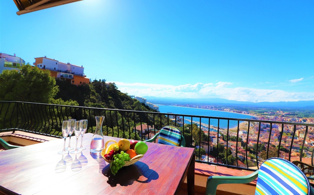 Apartment in Roses Near Beach