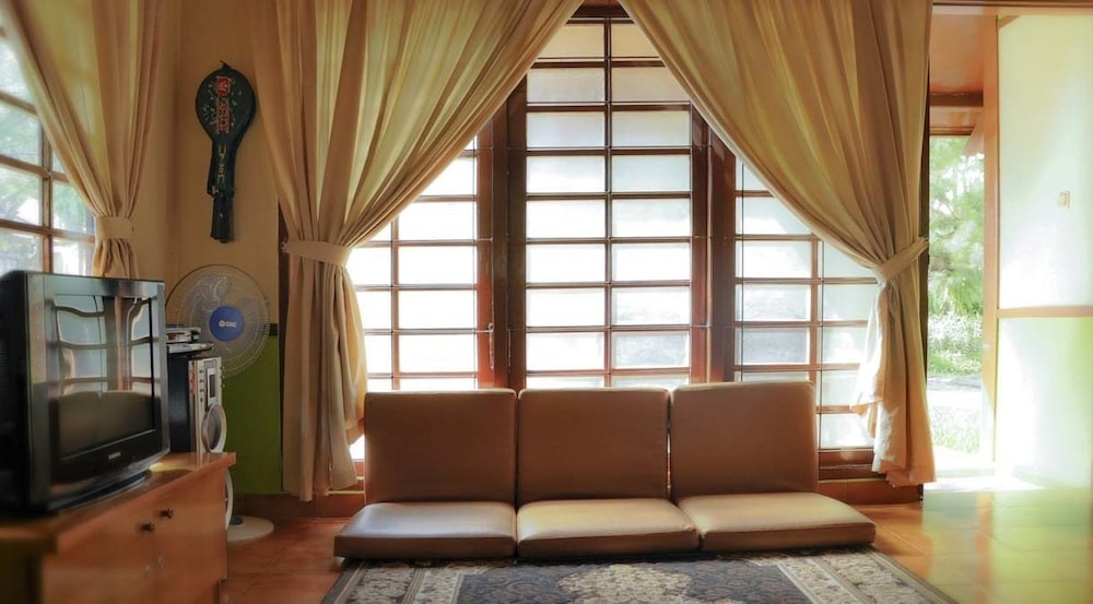 Villa Kota Bunga Ade