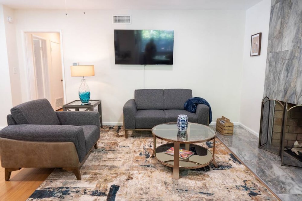 Disneyland Renovated 3BR Fullerton House w Garage Fenced Yard p56