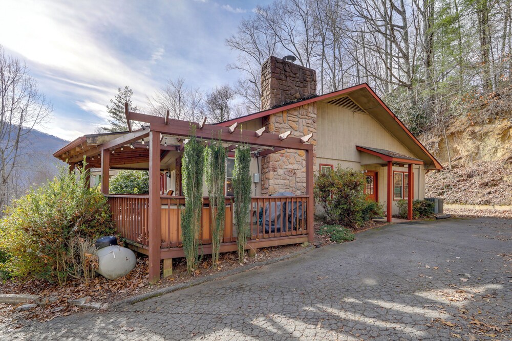 Walk to Golf Course, Mtn-view Maggie Valley Duplex
