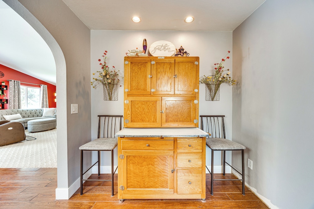 1 Mi to Attractions: Getaway w/ Mtn Views!