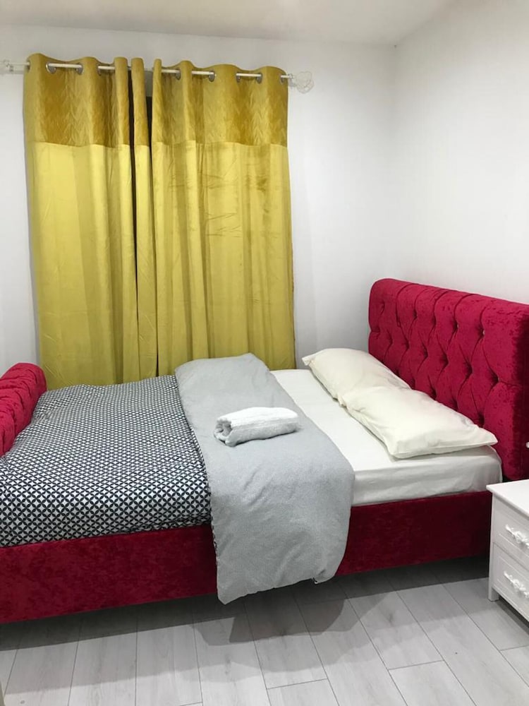 Immaculate 2-bed House in High Wycombe Hp14 view 2