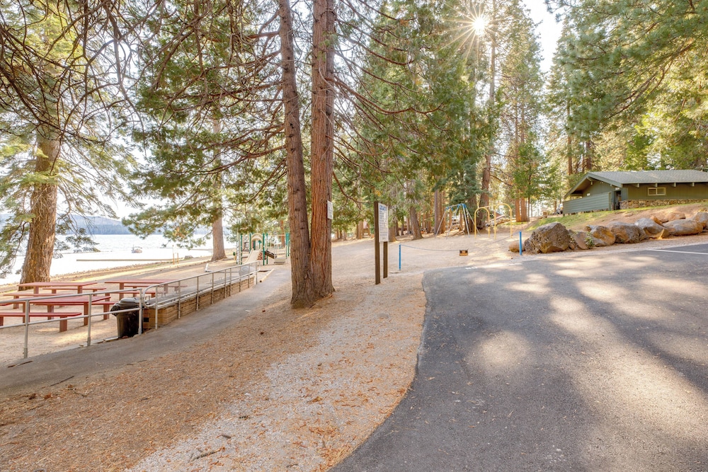 1 Mi to Beach & Golf Course! Lake Almanor Cabin