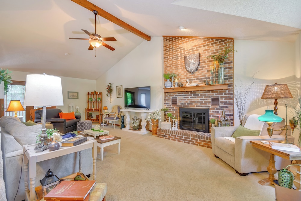 3 Mi to Dtwn Jefferson City: Family Home w/ Deck