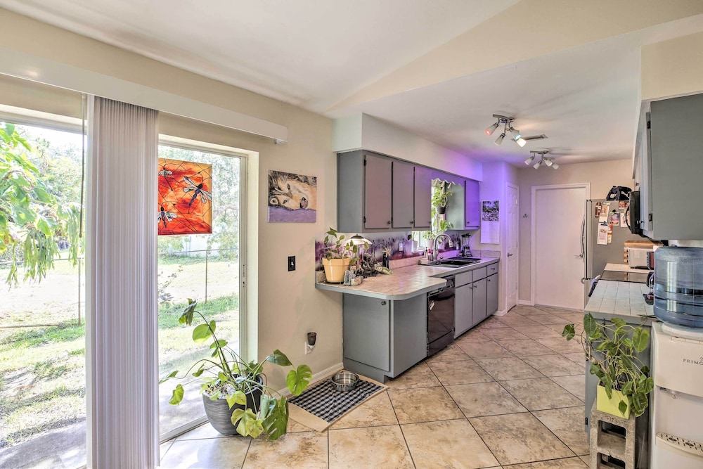 Updated Fort Myers Escape w/ Screened Lanai!