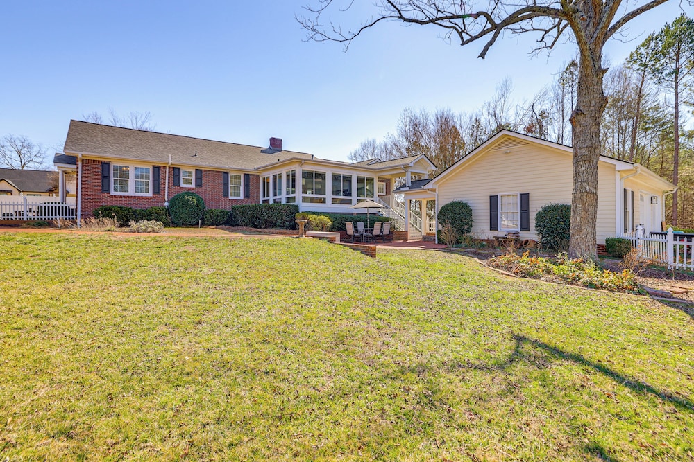 3 Mi to Dtwn Greer: Mountain-view Home!