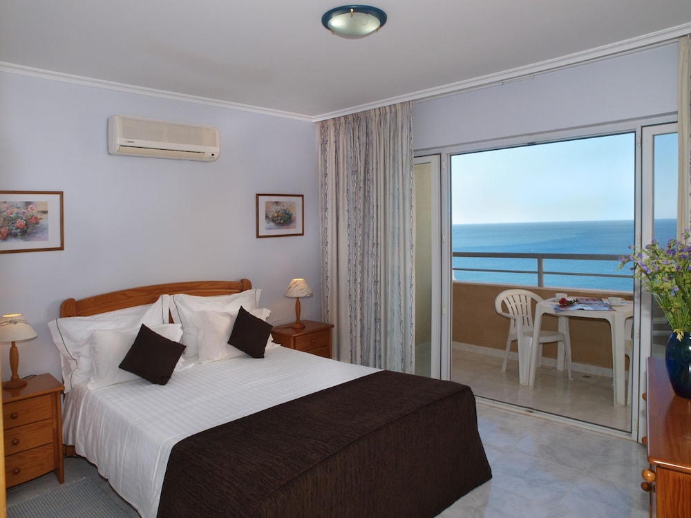 Hotel Apartamentos Jardins da Rocha - Image 1