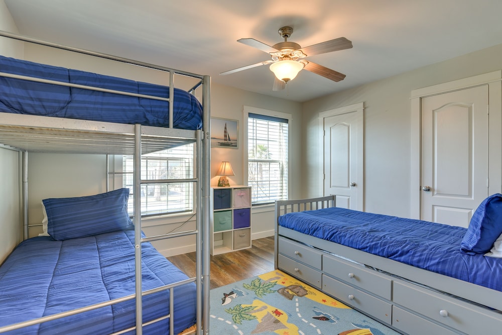 Galveston Vacation Home: 2 Mi to Galveston Beach!