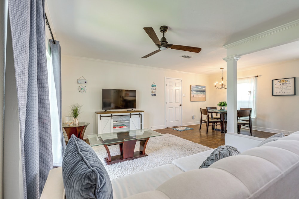 1 Mi to Moody Gardens & Beaches: Galveston Home