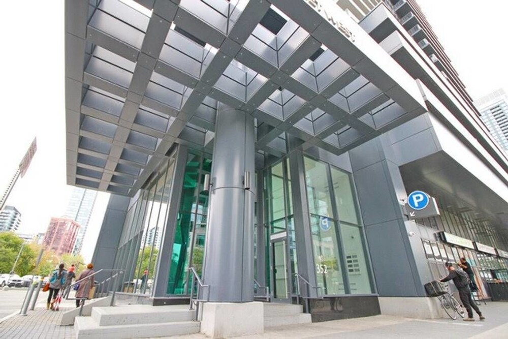 Presidential 1 Bedroom Condo across CN Tower